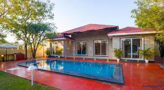 Alaya Stays 5 BHK Roohmon's Farm with Private Pool, Garden & Bar – Entire Place
